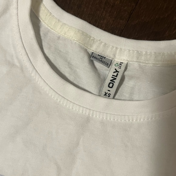 Graphic tee never used - Picture 2 of 2